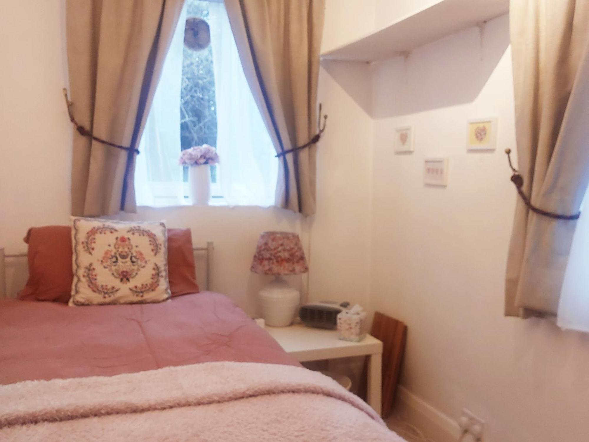 Centrel To London Single Bed Room Quiet Home With Host And Breakfast Extérieur photo